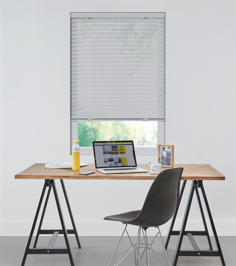 Grijze Aluminium Jaloezie 50mm Op Maat (Silver Perforated 3375)