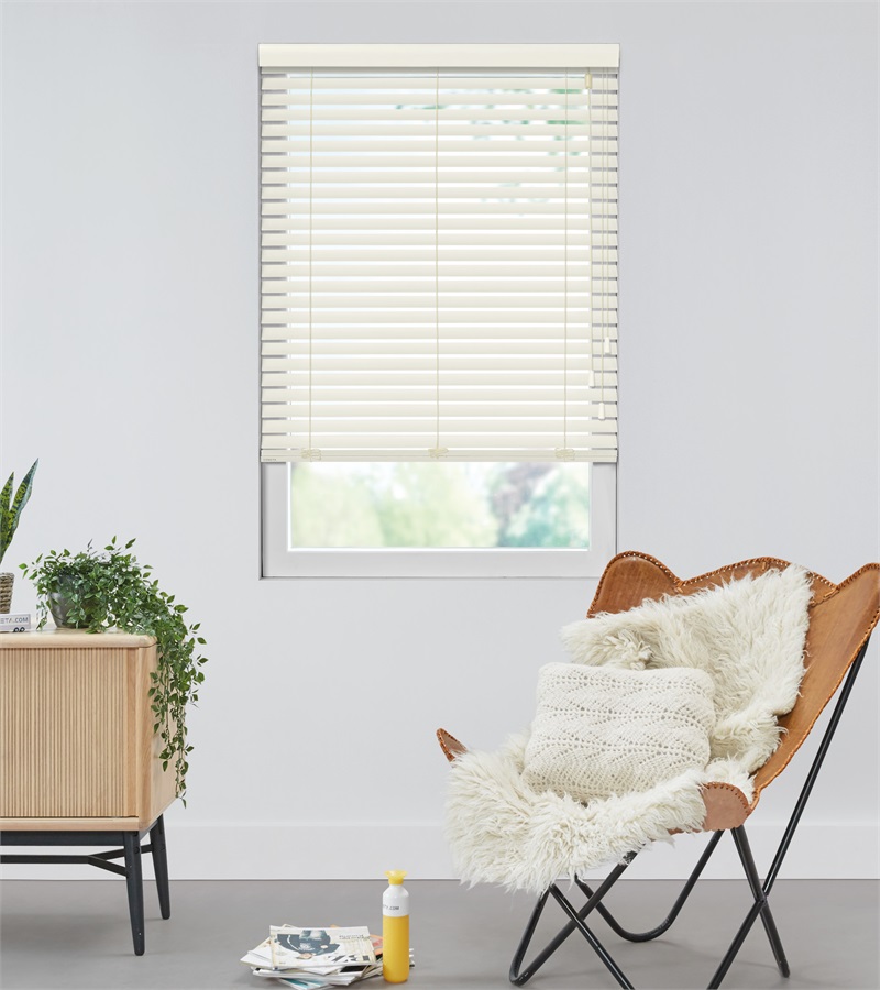 Houten jaloezieen 50mm, creamy white (crème) Wit houten jaloezieen woonkamer