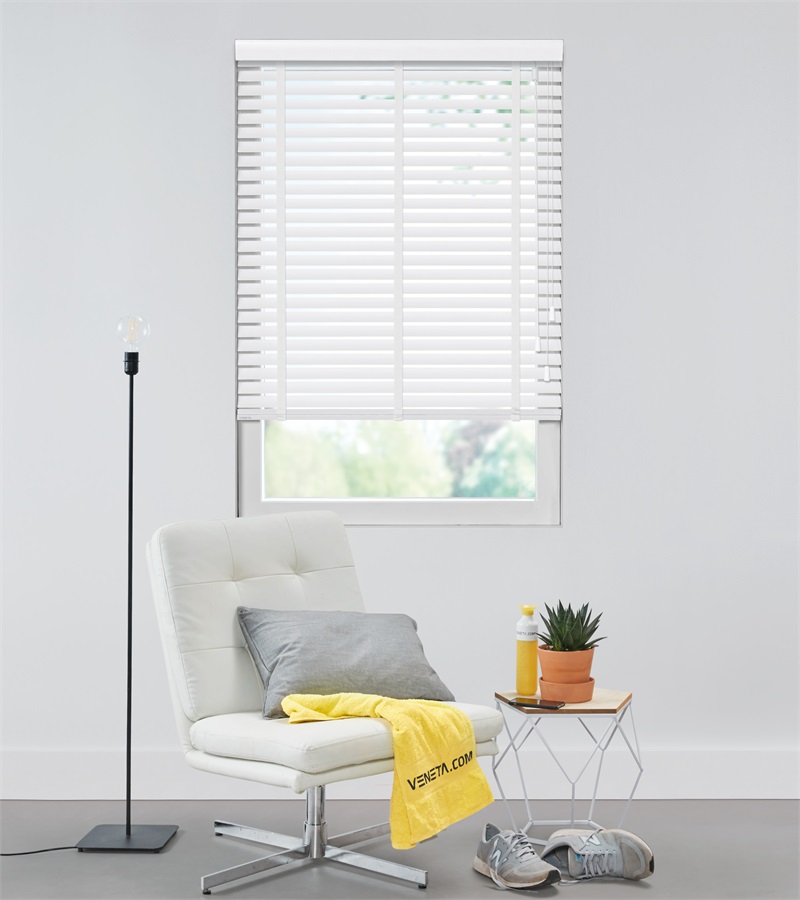 Houten jaloezieen 50mm met ladderband, snow white (sneeuw wit) Wit houten jaloezieen woonkamer
