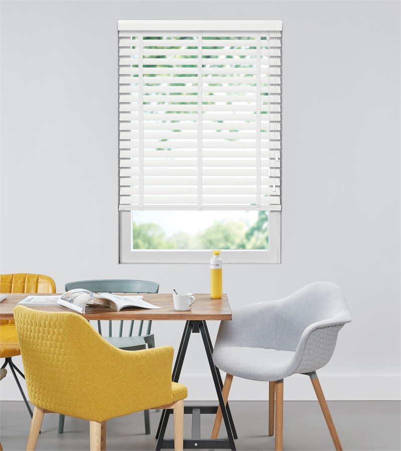 Houten jaloezieen 63mm met ladderband, white (wit) Wit houten jaloezieen woonkamer