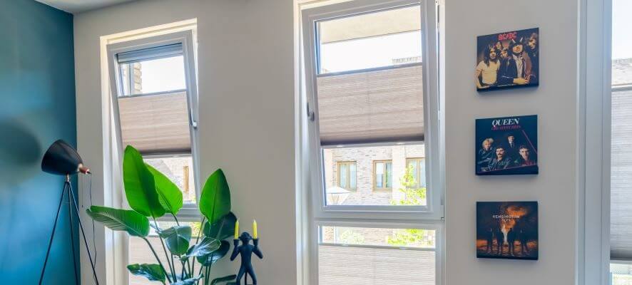 Plisségordijnen op een draai-kiepraam