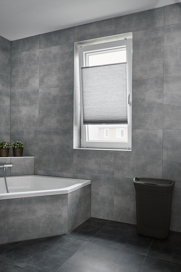 Plisségordijn draai-kiepraam in badkamer