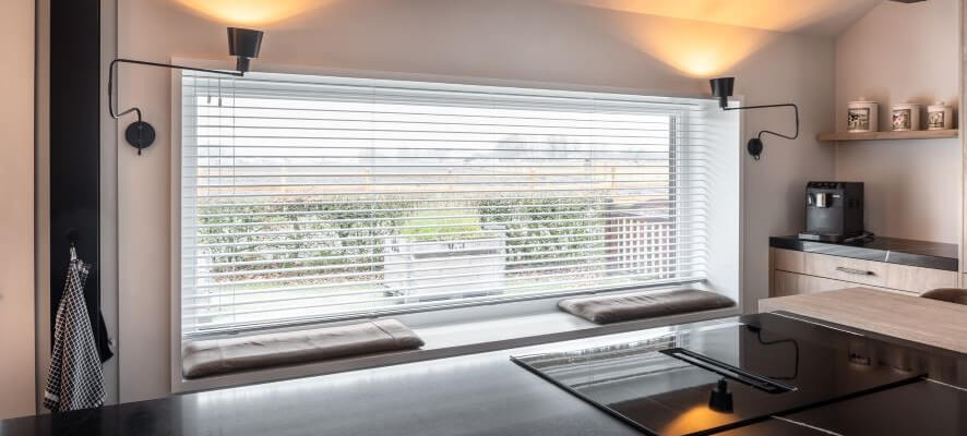 Aluminium jaloezieën voor een groot raam