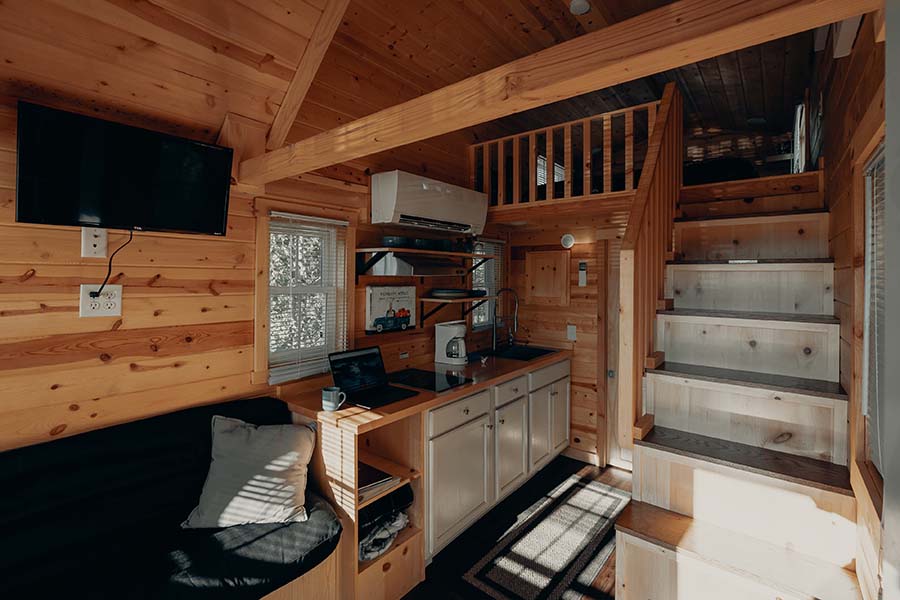 Tiny house inrichting met hout accenten