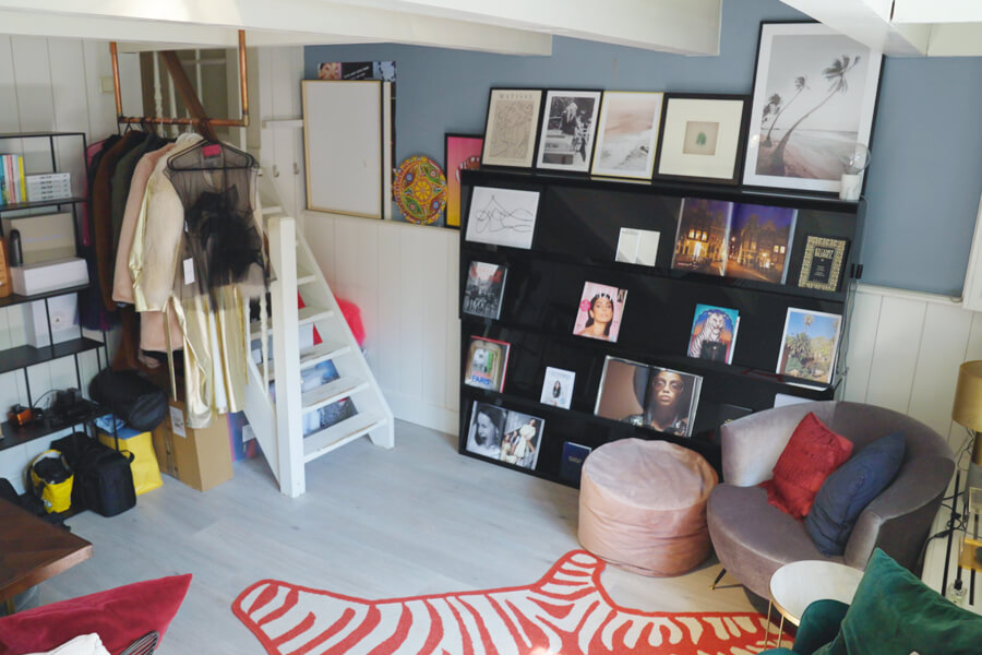 Kleurrijke kamer met rood zebrakleed en lichtroze poef