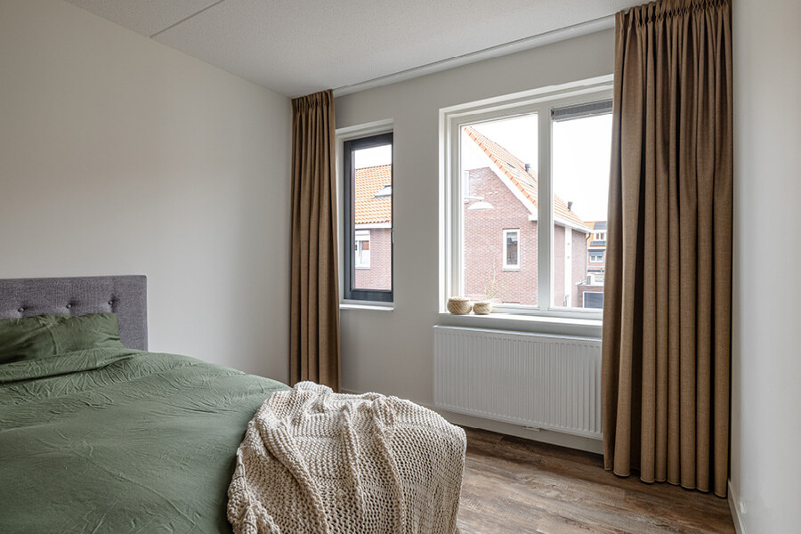Slaapkamer met groen en bruintinten
