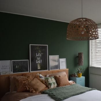 Rustgevende groene slaapkamer