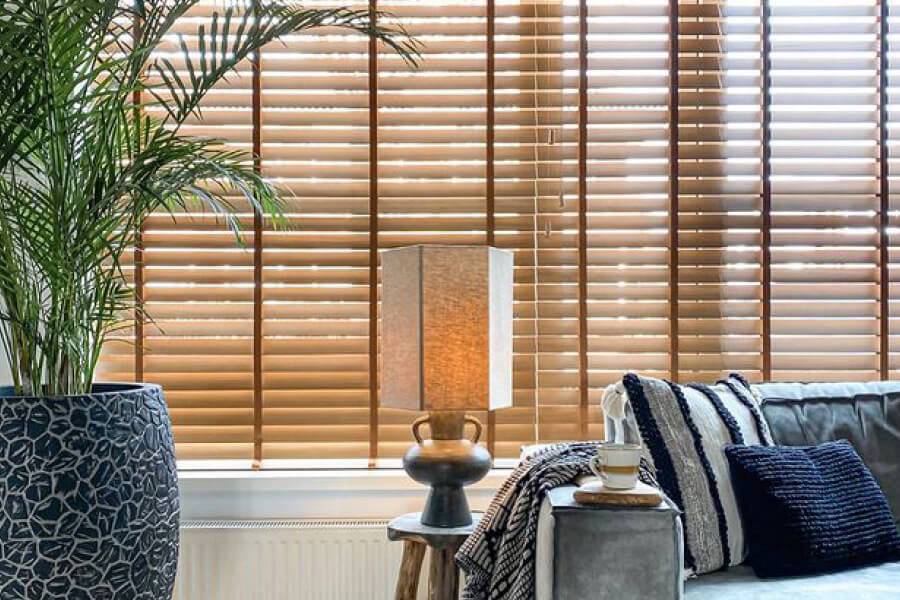 Houten jaloeieën in de woonkamer