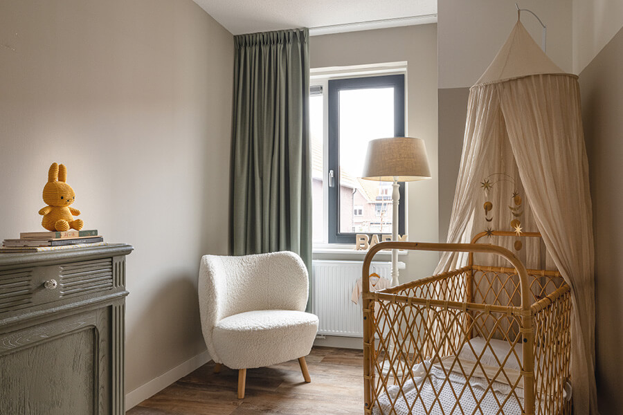 Verduisterende gordijnen in de babykamer