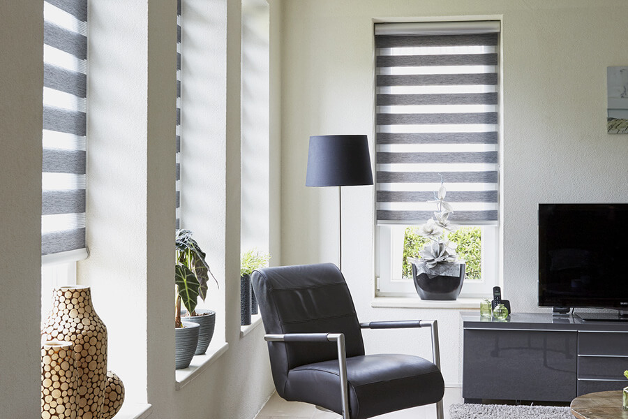 Duo rolgordijnen in de woonkamer