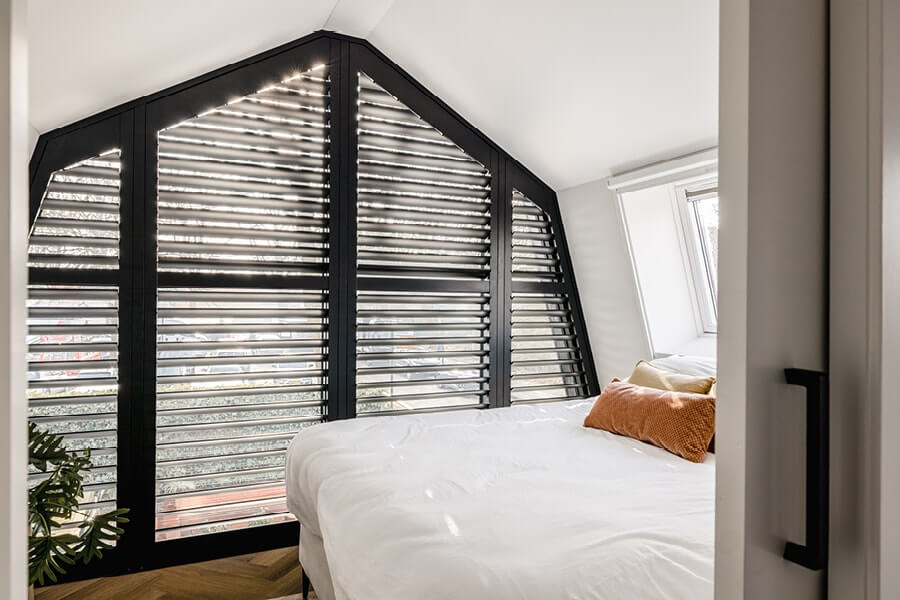 Witte shutters in een landelijke woonkamer