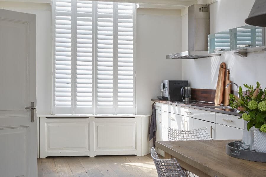 Witte shutters moderne keuken