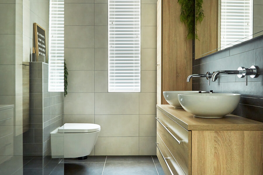 Houtlook kasten en jaloezieën in de wc