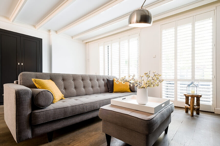 Landelijk interieur met witte shutters