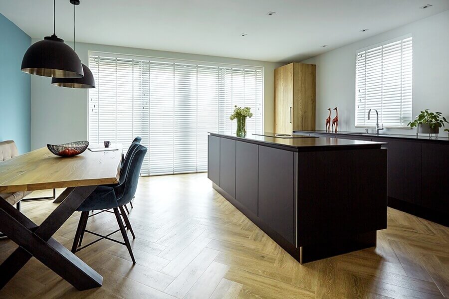 Witte jaloezieën moderne keuken