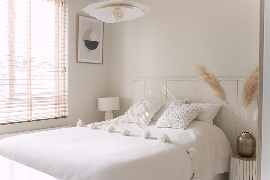 Scandinavisch interieur met vitrage en witte jaloezieën
