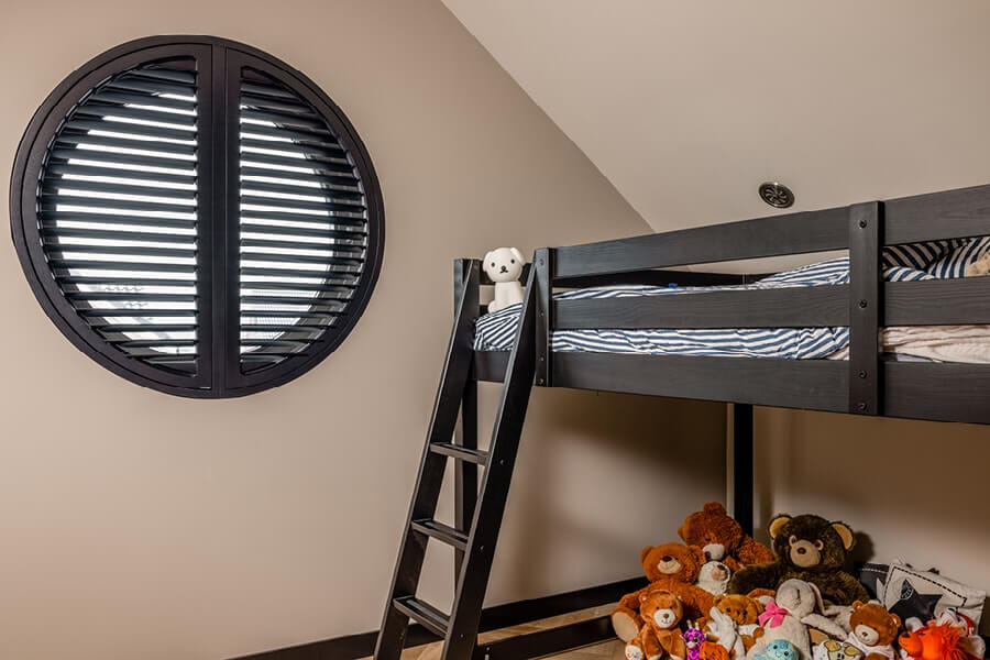 Witte shutters in stoere jongenskamer