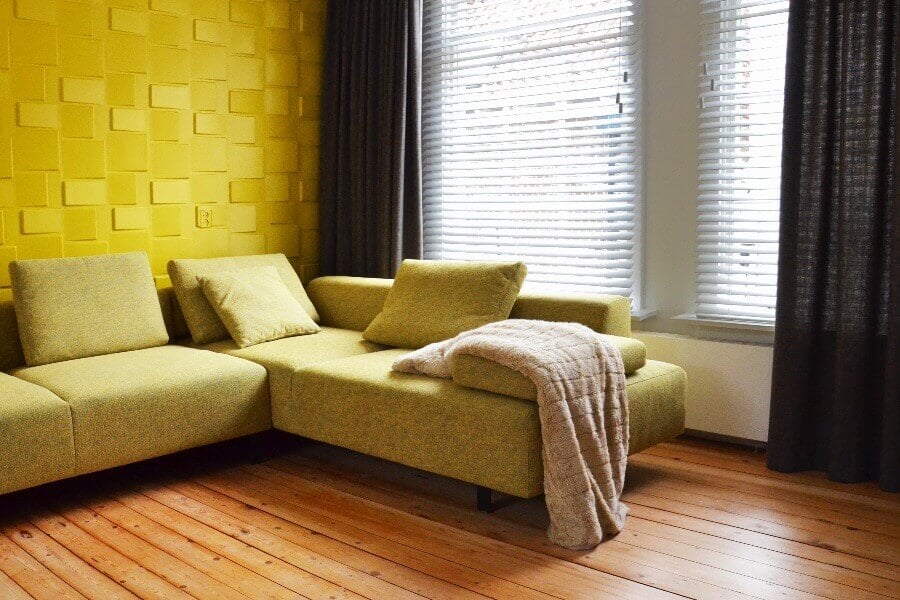 Nieuwste kleuren in woonkamer in geel