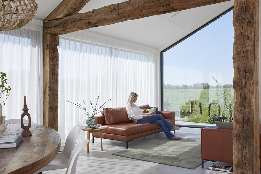 Lichte woonkamer met hoog plafond