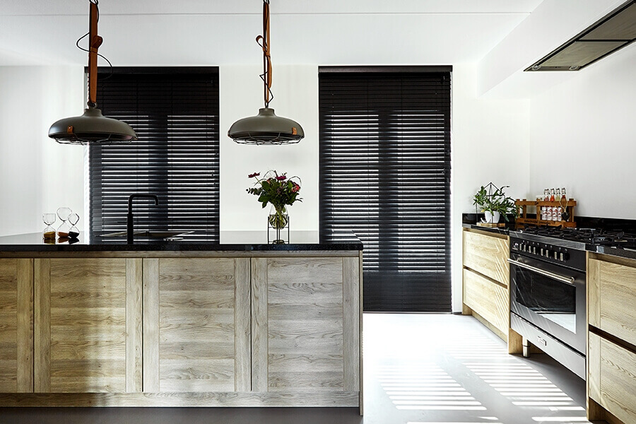 Woonkeuken inspiratie met hout accenten