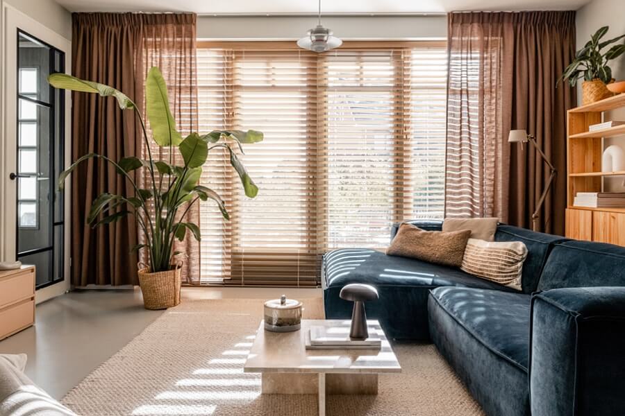 Gordijnen combinatie met houten jaloezieën in de woonkamer