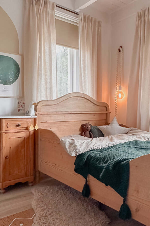 Witte jaloezieën in moderne slaapkamer