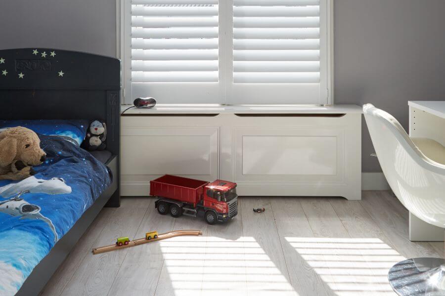 Peuter slaapkamer met witte shutters