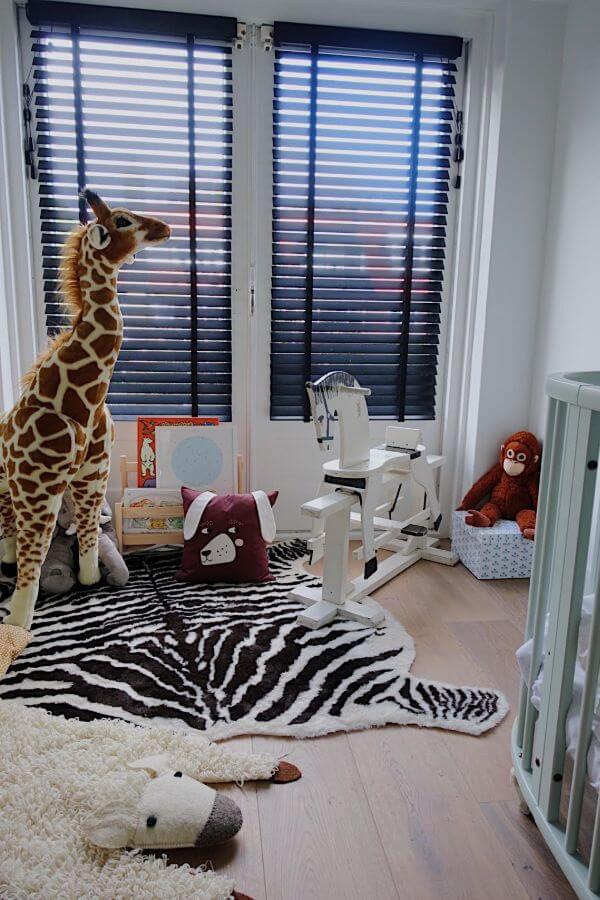 Peuter kamer met zwarte jaloezieën