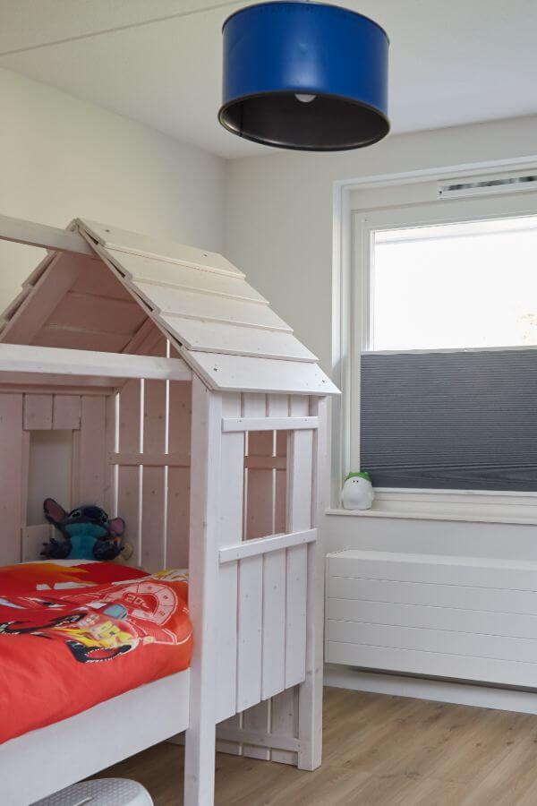 Peuter slaapkamer met verduisterende plisségordijnen