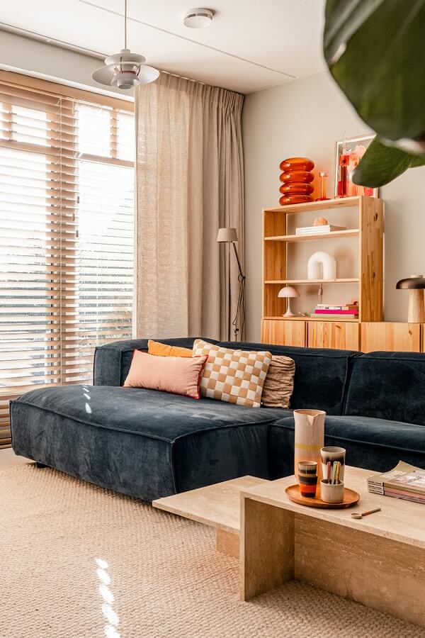 Woonkamer interieur met zwarte shutters