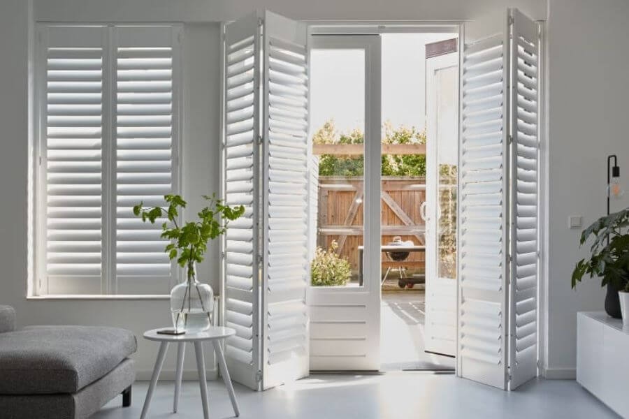 Witte shutters in landelijke woonkamer