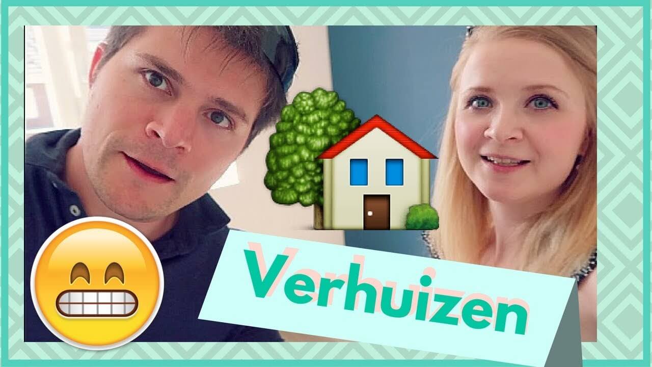 Kelly en haar kinderen in de woonkamer